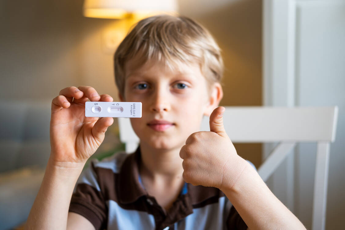 Für die meisten Schüler und Kitakinder gehört der Corona-Selbsttest fast schon zum Morgenritual. Für zuverlässige Ergebnisse müssen die Tests korrekt gelagert werden, ob zu Hause oder in Schule und Kita. / Foto: Getty Images/D-Keine