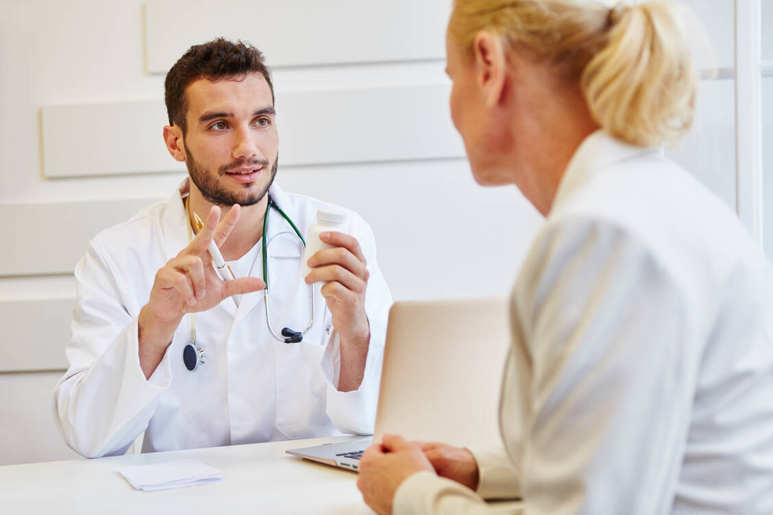 Schnellere Termine, erweiterte Sprechzeiten und mehr Digitalisierung wünscht sich der Bundesgesundheitsminister von den Ärzten. / Foto: Adobe Stock/Robert Kneschke