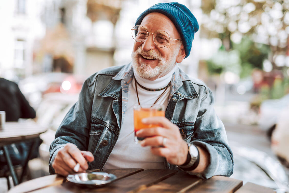 Lachen wird unterschätzt: Laut einer Studie ist Humor im Alter nicht nur komplexer als gedacht, sondern auch gesundheitlich bedeutsam. / © Adobe Stock/Yakobchuk Olena