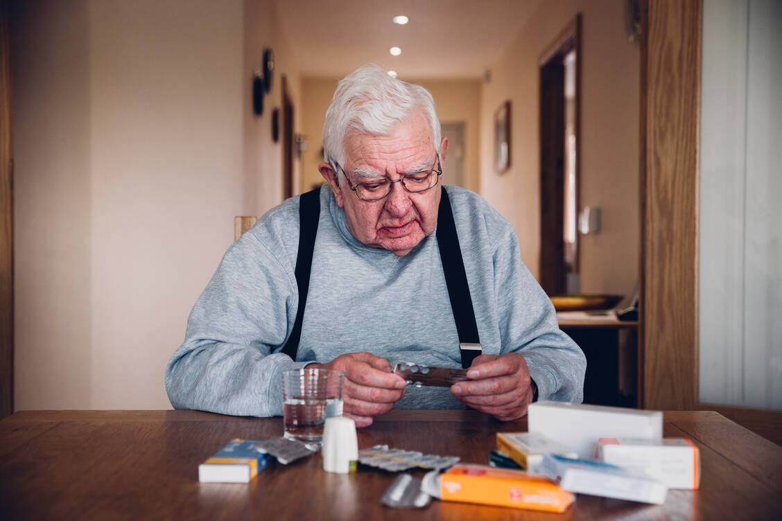 Nicht jeder Patient versteht englischsprachige Warnhinweise oder interpretiert Piktogramme falsch. / © Getty Images/SolStock