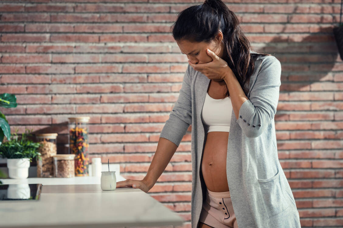 Im ersten Trimester sind die meisten Schwangeren von Übelkeit betroffen. Ein paar Tricks können Linderung verschaffen.ein  / © Getty Images/nensuria