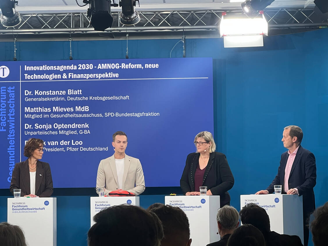 Konstanze Blatt (Deutsche Krebsgesellschaft), Matthias Mieves (SPD-Bundestagsfraktion), Sonja Optendrenk (G-BA) und Patrick van der Loo (Pfizer Deutschland). / © PZ/Melanie Höhn