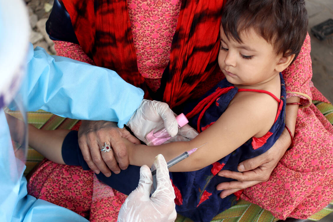 Auch und gerade in Pandemie-Zeiten bleibt die Grundimmunisierung gegen die wichtigsten Infektionskrankheiten wie Tetanus, Polio und Masern gerade für Kinder in schlechten Lebensverhältnissen wichtig. / Foto: Getty Images/rvimages
