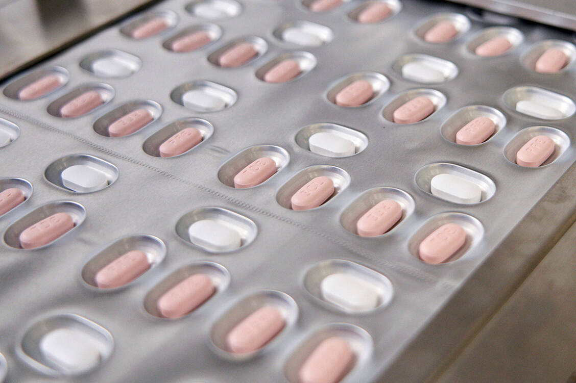 In Paxlovid™ sind mit Nirmatrelvir und Ritonavir zwei Wirkstoffe enthalten. Nur der erste wirkt gegen SARS-CoV-2, der zweite ist zum Boostern vorgesehen. / Foto: picture alliance/Associated Press