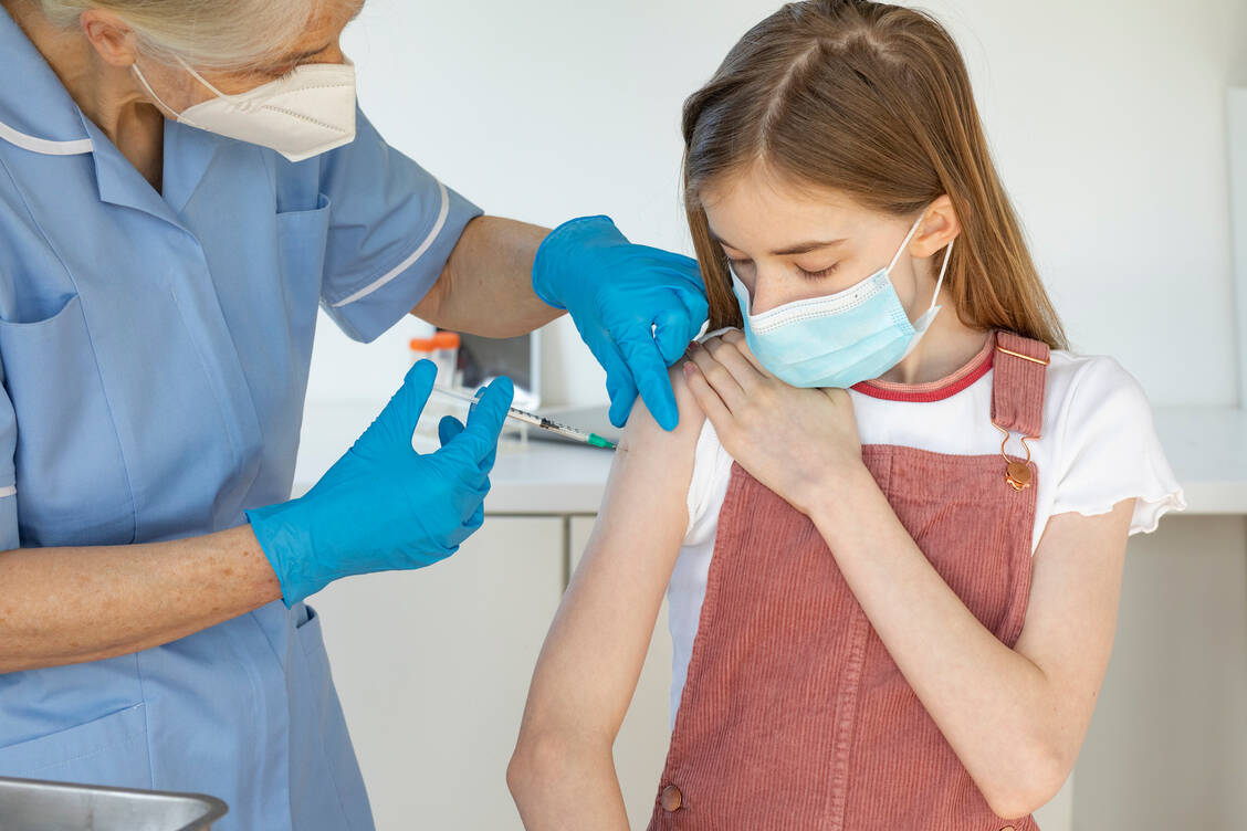 Die Ständige Impfkommission (STIKO) empfiehlt eine Booster-Impfung für Kinder ab zwölf Jahren und Erwachsene – für jüngere Kinder nicht. / Foto: GettyImages/
SolStock