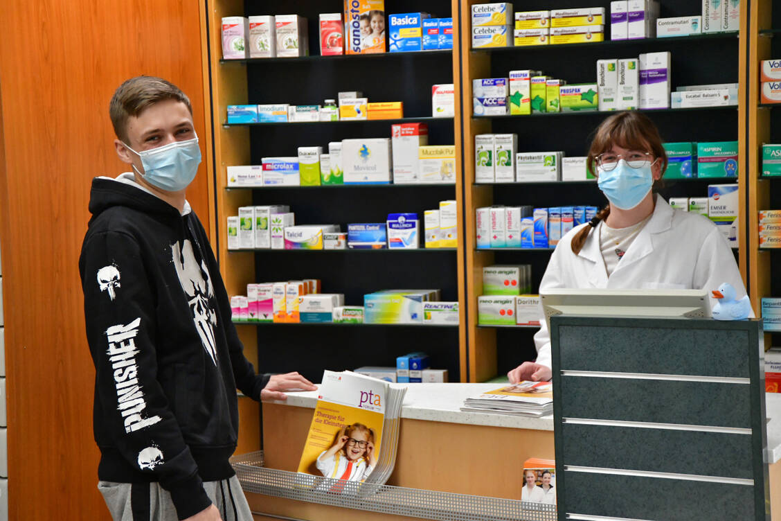 Die PTA-Schülerinnen und Schüler können nicht nur in der Übungsapotheke (hier dargestellt), sondern auch in einer echten Apotheke Erfahrungen sammeln, wenn sie möchten. / Foto: PTA-Schule Eisenhüttenstadt