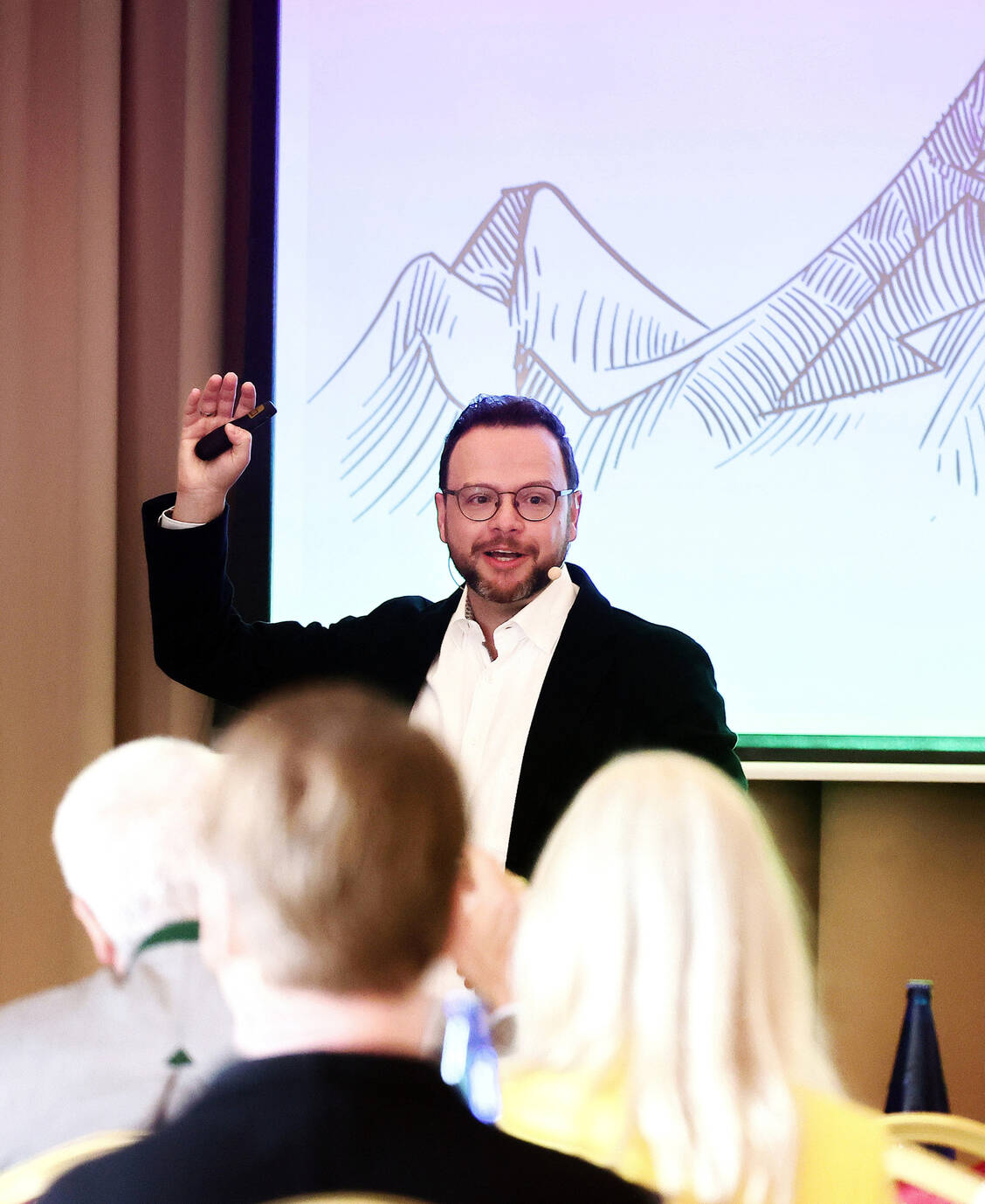 Das Ziel mag im Team das gleiche sein, ob einen Berg besteigen oder Patienten gut zu versorgen, so Apothekeninhaber Simon Nattler. Die dahinter liegende Motivation kann jedoch ganz unterschiedlich sein. / Foto: PZ/Alois Müller