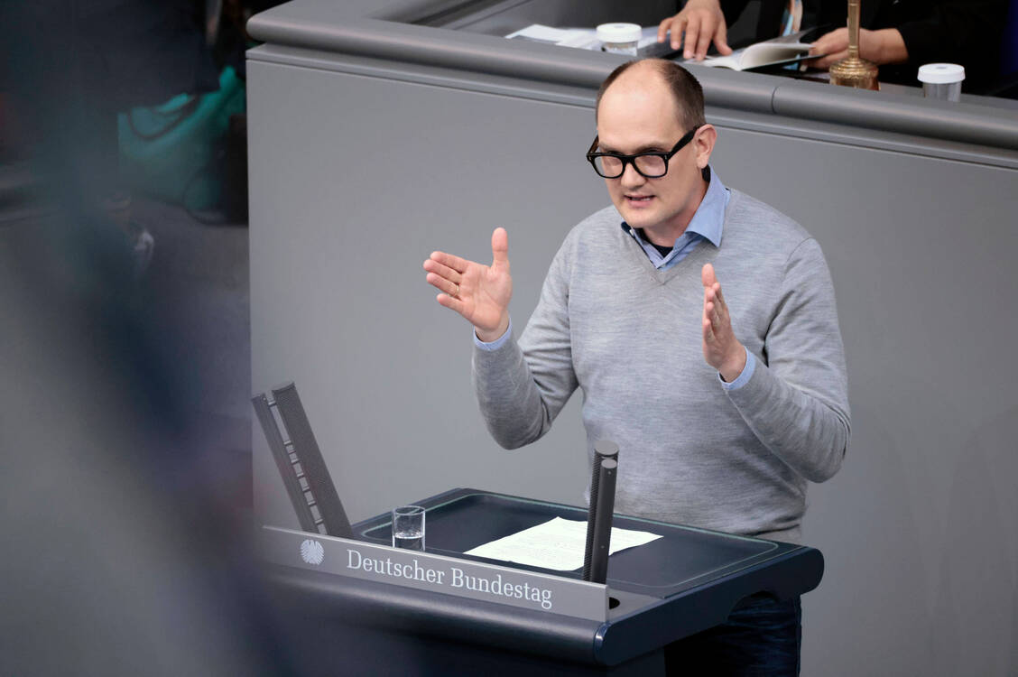 Politikpläne für den Herbst: Janosch Dahmen, gesundheitspolitischer Sprecher der Grünen, schlägt vor, dass Corona-Bürgertests künftig nur noch in Apotheken und Arztpraxen angeboten werden sollen. / Foto: IMAGO/Future Image