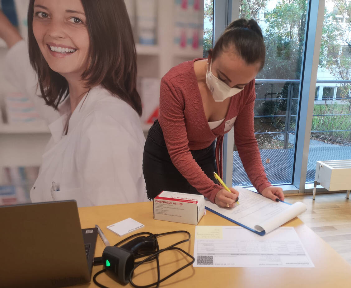 Eine Workshop-Teilnehmerin prüft Verordnung und Medikationsplan im simulierten HV auf Fehler. / Foto: PZ/Daniela Hüttemann