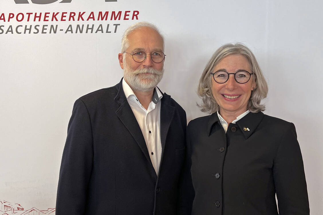 Dr. Jens-Andreas Münch, Präsident der Apothekerkammer Sachsen-Anhalt, mit der Gastrednerin, ABDA-Präsidentin Gabriele Regina Overwiening. / Foto: AKSA/Pohl