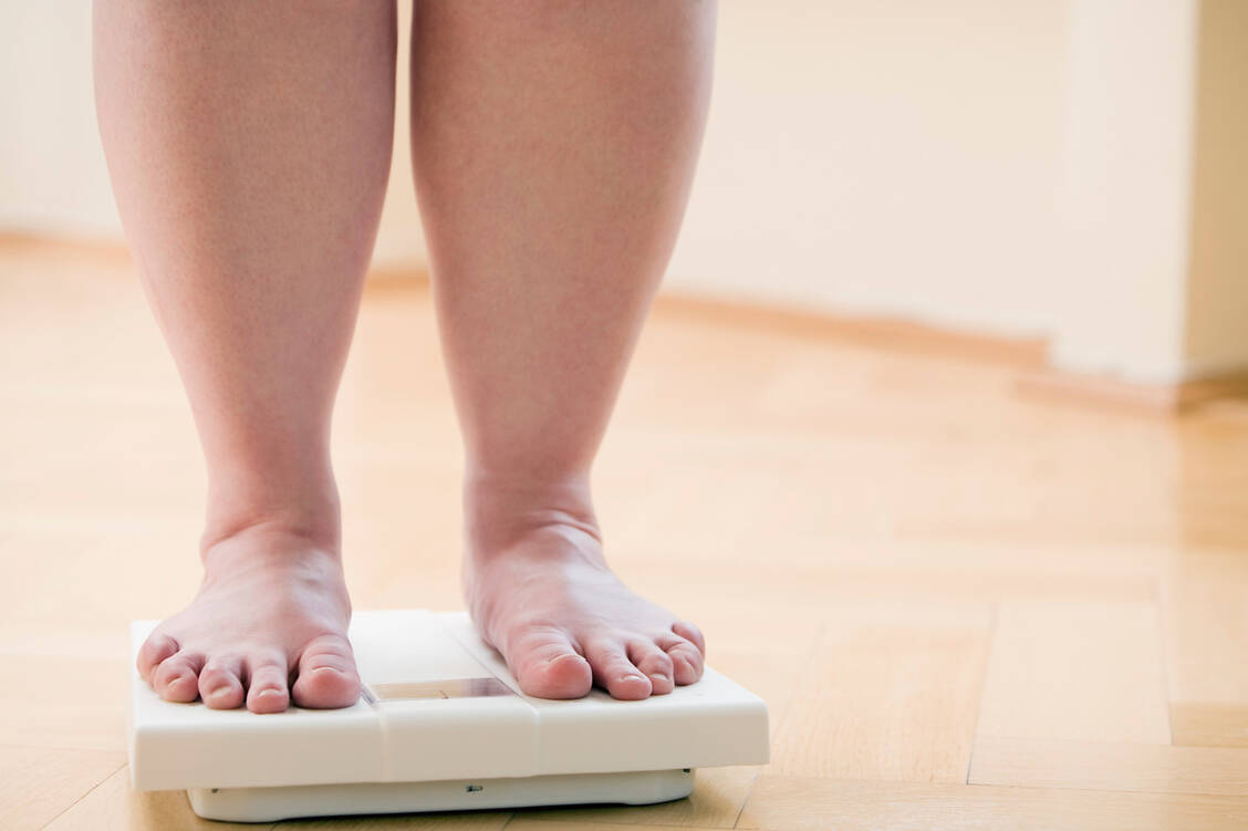 Wer in jungen Jahren von Adipositas betroffen ist, bleibt es häufig auch im Erwachsenenalter. Um das zu ändern, hat der Gemeinsame Bundesausschuss ein strukturiertes Behandlungsprogramm initiiert. / © Getty Images/beyond foto