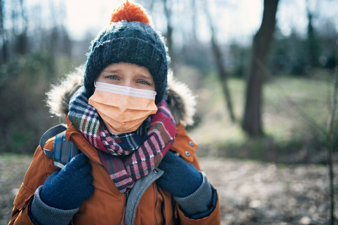 Auf einmal dürfen sie kaum noch raus, sich nicht mehr mit Freunden treffen und sollen womöglich eine Schutzmaske tragen: Viele Kinder verstehen derzeit die Welt nicht mehr. / Foto: Getty Images/Imgorthand