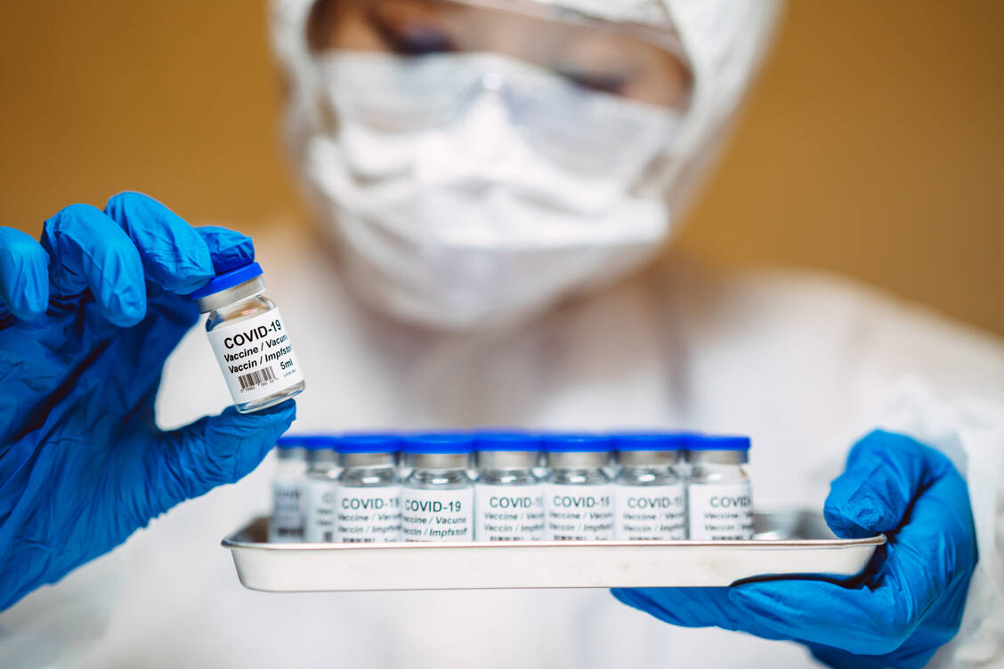 Es sind wohl voll allem die mRNA-Impfstoffe, die bei fast minus 80 Grad transportiert und gelagert werden müssen und erst direkt vor dem Verimpfen aufgetaut werden (Symbolbild). / Foto: Getty Images/Tang Ming Tung