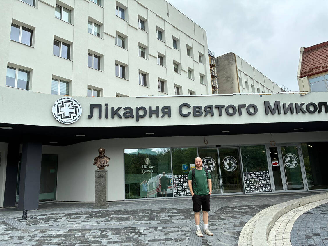 2025 war erstmals ein Projektbesuch im ukrainischen Lwiw möglich. Im Bild: Max Haselbach, zuständiger Projektkoordinator für die Ukraine. / © Apotheker ohne Grenzen