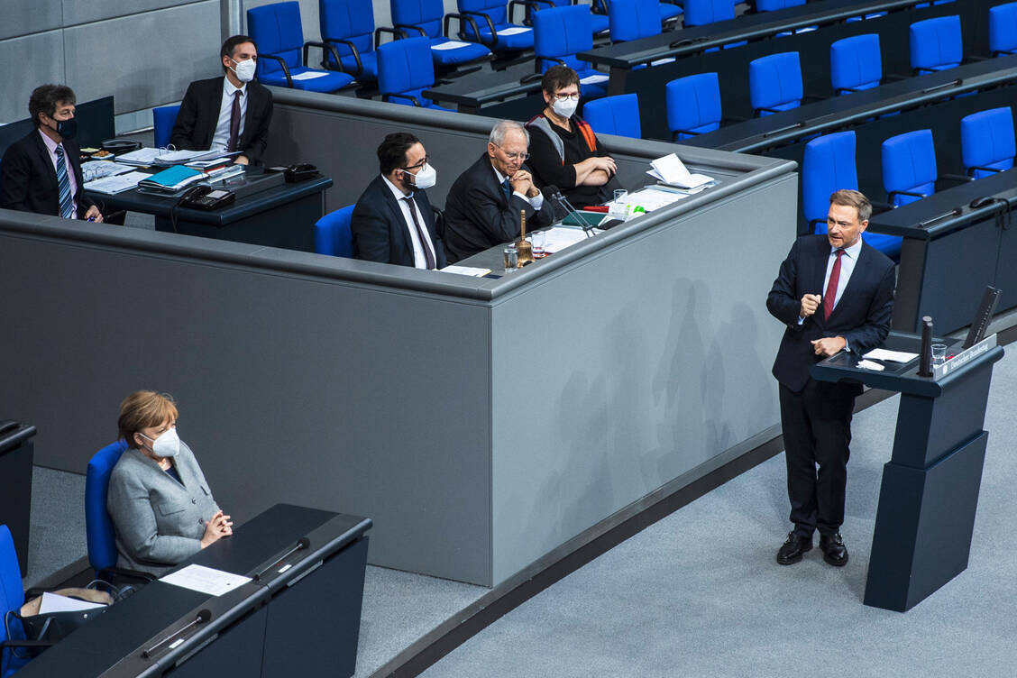 In der heutigen Bundestagsdebatte forderte der FDP-Politiker Christian Lindner die Bundesregierung und Bundeskanzlerin Angela Merkel (CDU) auf, den Lockdown bald zu beenden. Als Alternative könnte eine FFP2-Maskenpflicht eingeführt werden, so Lindner. / Foto: imago images/photothek