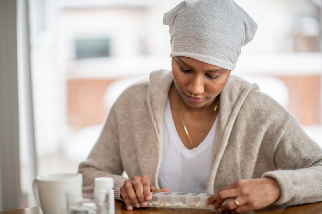 Krebspatienten brauchen einen tagesgenauen Einnahmeplan, am besten auch mit der Möglichkeit, ihr Befinden und das Auftreten von Nebenwirkungen zu dokumentieren. / © Getty Images/FatCamera