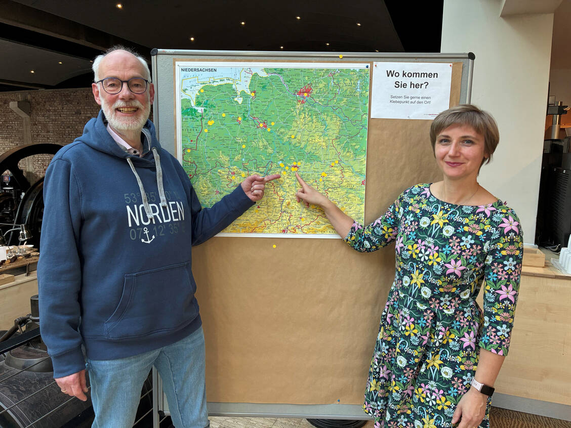 Im Norden viel Neues: LAV-Vorstand Berend Groeneveld begrüßte in Hannover zum ersten »LAV-Forum«. Durch das Programm führte PZ-Redakteurin und Apothekerin Daniela Hüttemann. / © PZ/Evans