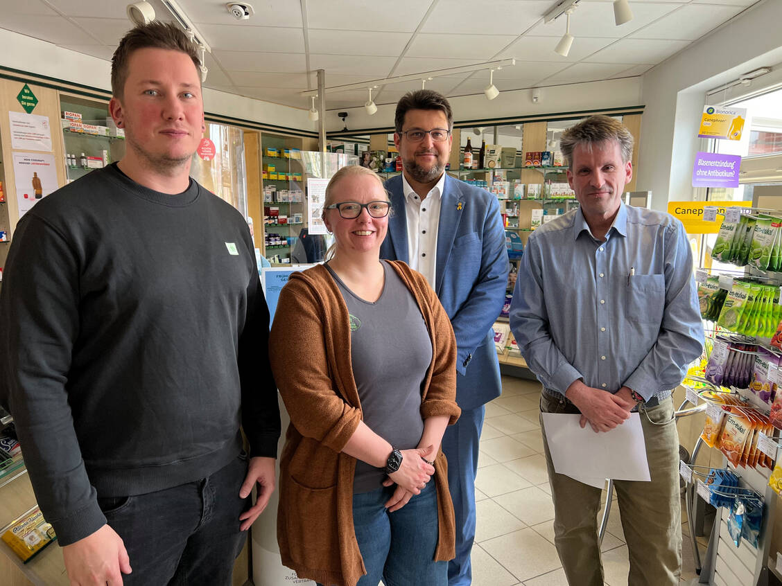 Tim Teßmann (CDU), Apothekerin Anne-Kathrin Haus, Tobias Krull (CDU) und Apotheker Marc-Florian Witsch (v.l.n.r.) sprachen über die schwierige Lage der Apotheken. / Foto: K. Pohl/LAV