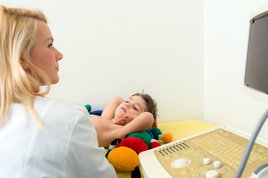 Eine Sonografie von Nieren und Blase gehört zur Basisdiagnostik bei Enuresis. Damit werden strukturelle Veränderungen ausgeschlossen sowie Restharn und Blasenwanddicke erfasst. / Foto: Adobe Stock/Racle Fotodesign