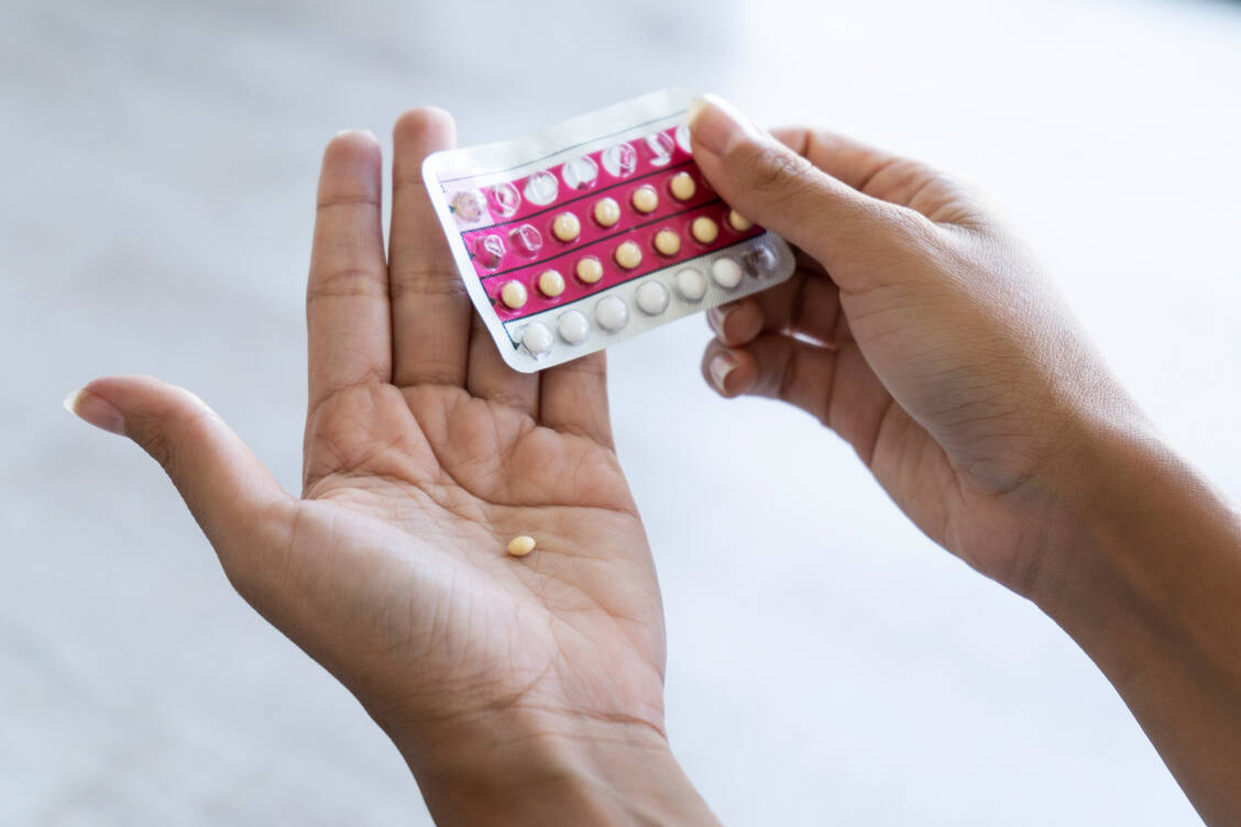 Verhütung unter Nintedanib ist für Frauen im gebärfähigen Alter Pflicht. Der Wirkstoff ist reproduktionstoxisch. / © Getty Images/Mindful Media
