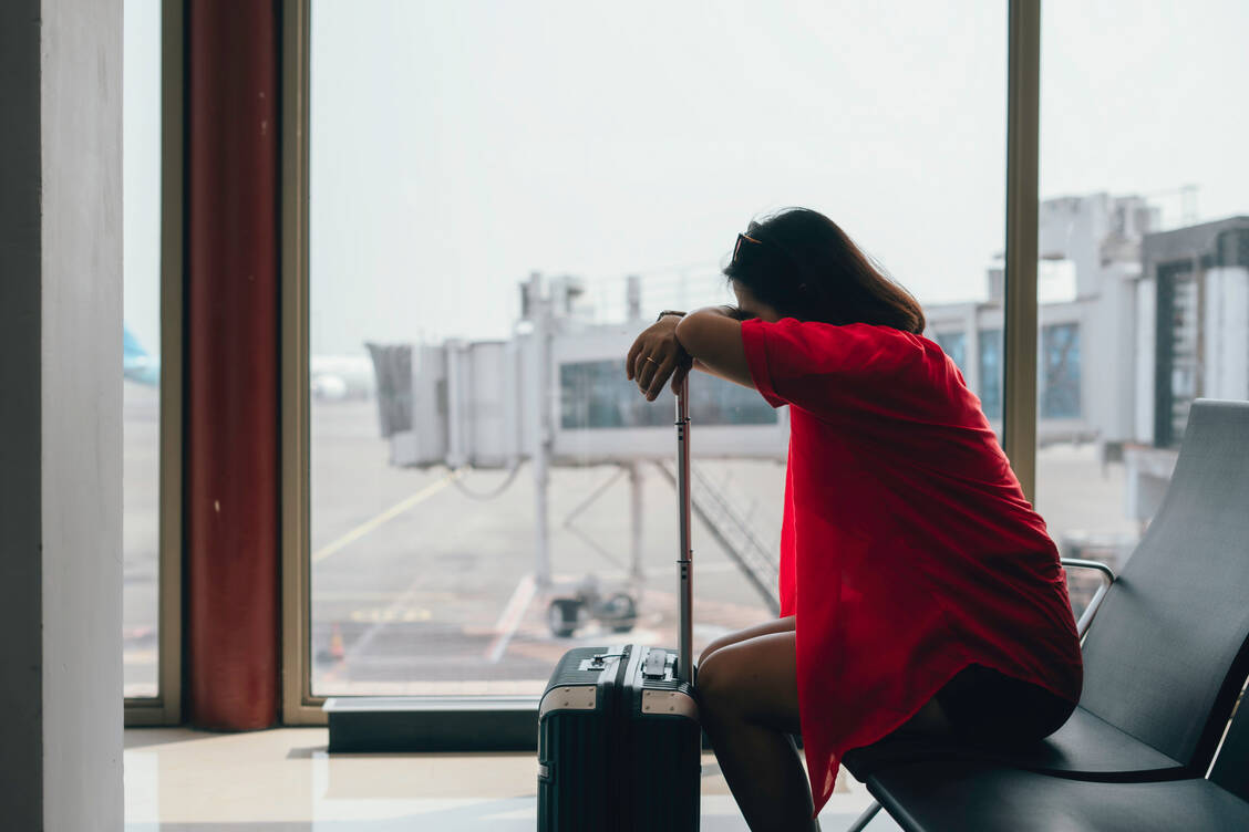 Darf man trotz Krankschreibung in den Urlaub fahren? Und dürfen per ärztlichem Attest nachgewiesene arbeitsunfähige Urlaubstage später nachgeholt werden? Das Arbeitsrecht sieht dazu keine einheitliche Antwort vor. / © Getty Images/rudi_suardi