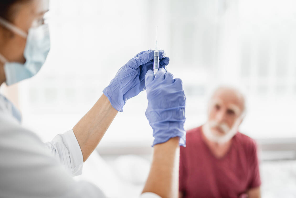 Weil das BMG die Apotheken in den Kreis der Leistungserbringer aufgenommen hat, können sie nun Covid-19-Impfungen durchführen und abrechnen.  / Foto: Adobe Stock/Yaroslav Astakhov