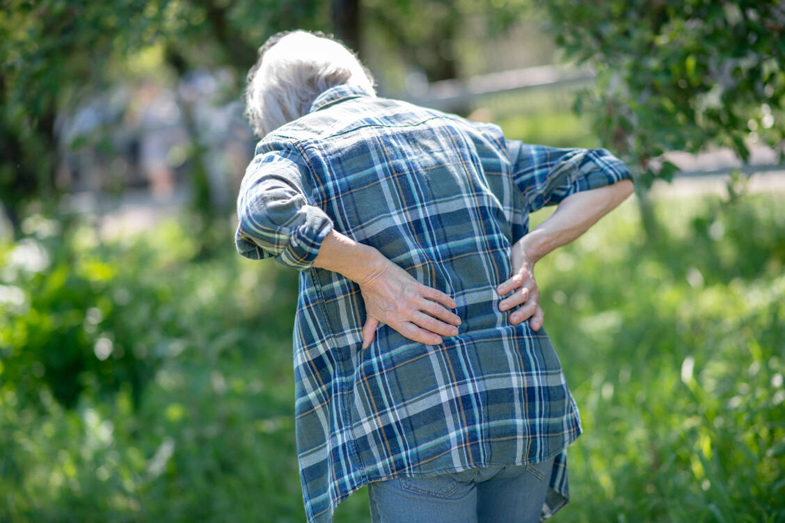 Bei akuten Schmerzen nehmen auch Patienten mit Herzinsuffizienz oft in Eigenregie Schmerzmittel ein. Für sie sind jedoch NSAR keine gute Wahl. / Foto: Getty Images/Zinkevych