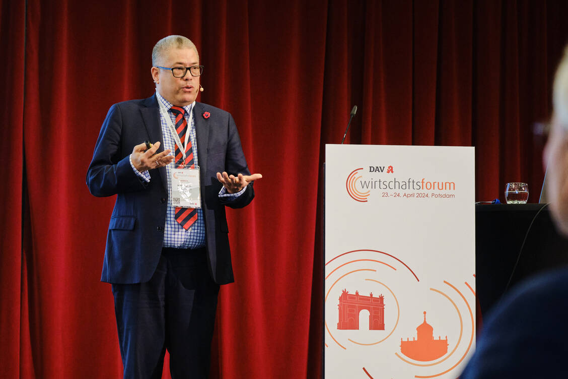 Kim Nguyen, Senior Vice President Innovations bei der Bundesdruckerei, referierte beim DAV-Wirtschaftsforum 2024 über das Thema »Digitalisierung und Evolution sicherer Identitäten«. / Foto: ABDA/André Wagenzik