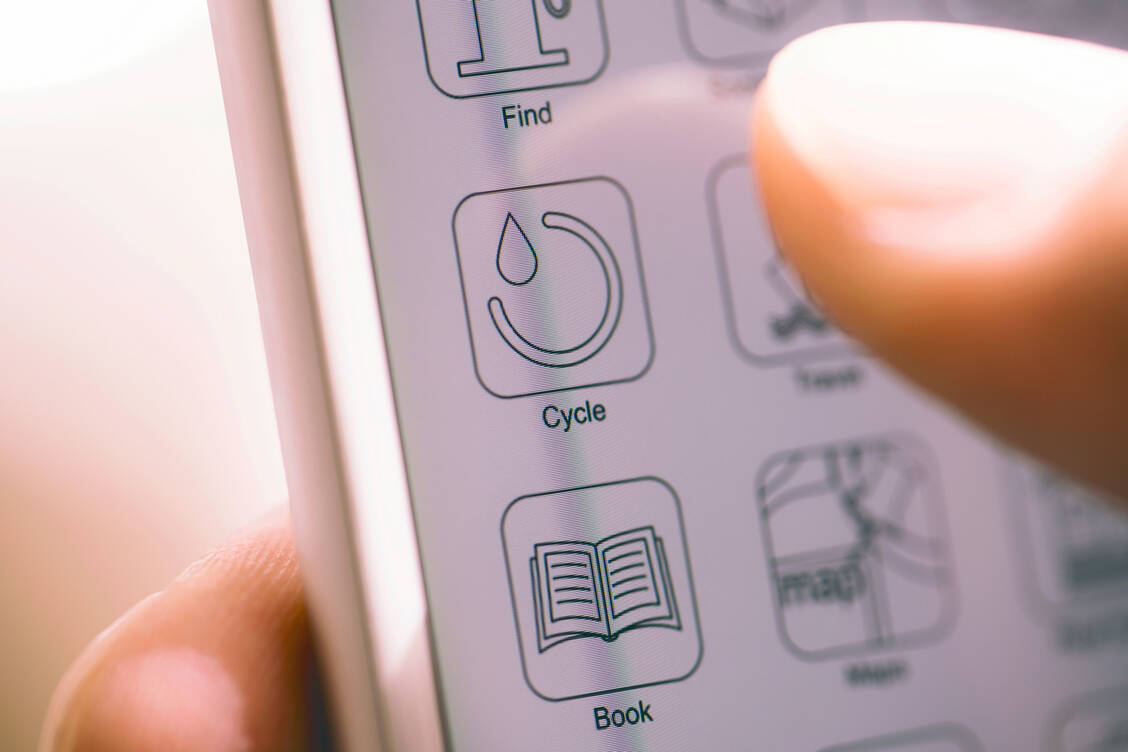 Ob zur Verhütung oder um schwanger zu werden: Viele Frauen nutzen Zyklus-Apps zur Vorhersage fruchtbarer Tage. / Foto: Getty Images/Tarik Kizilkaya