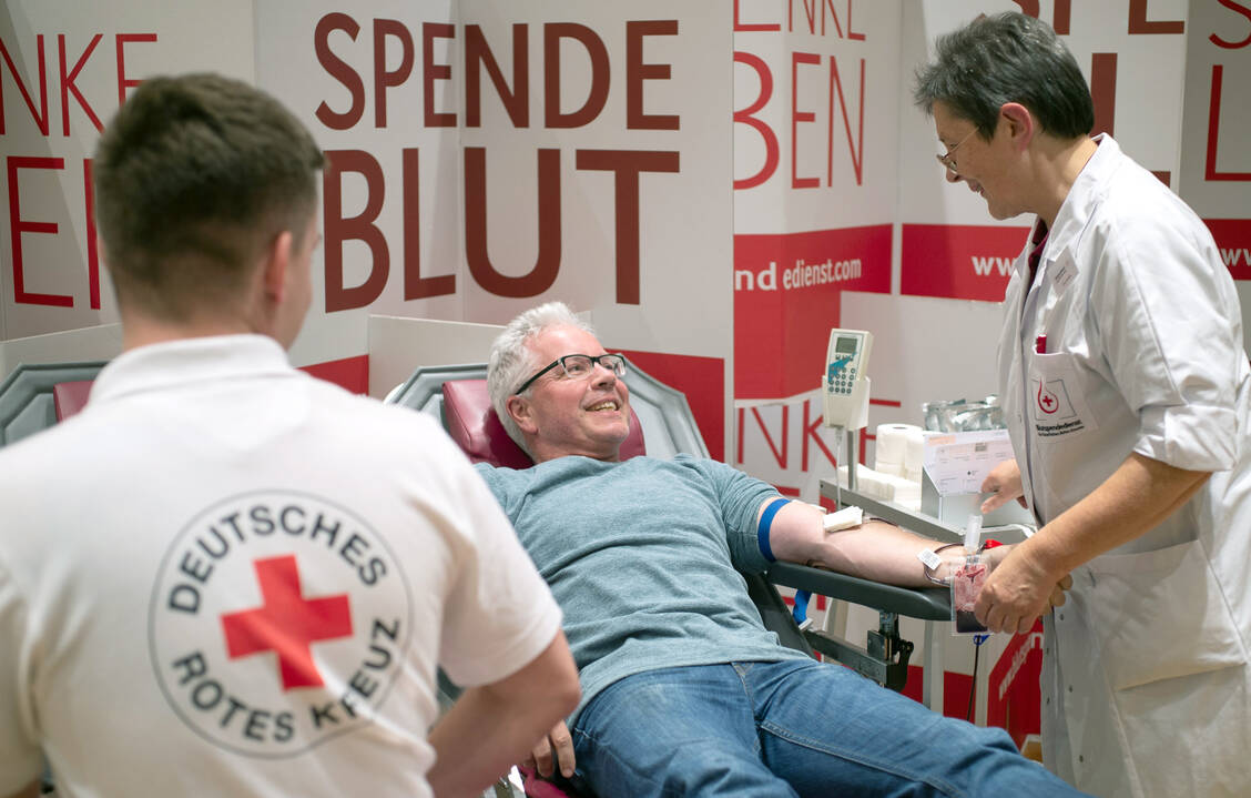 Polyvalente Immunglobuline werden aus humanem Plasma gewonnen. Auch daher ist Blutspenden so wichtig. / © Bayerisches Rotes Kreuz