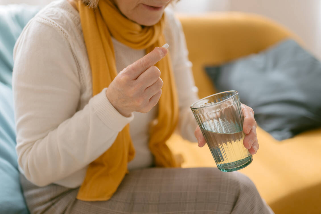 »Fragen Sie Ihre Ärztin, Ihren Arzt oder in Ihrer Apotheke« – dieser Hinweis gilt gerade auch für vermeintlich harmlose Schmerzmittel. / © Getty Images/Israel Sebastian