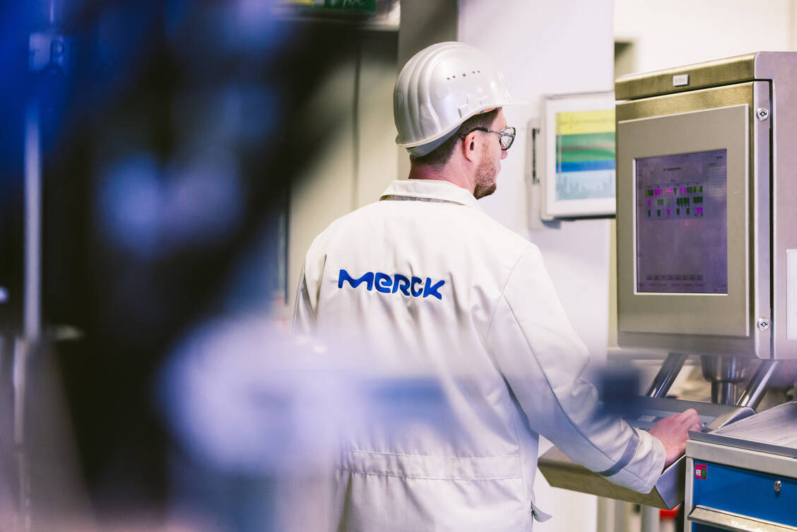 Die Aktien von Bayer und Merck sanken um mehr als 3 Prozent, nachdem US-Präsident Trump Zölle auch auf Pharma angedroht hatte. / © Tobi Bohn