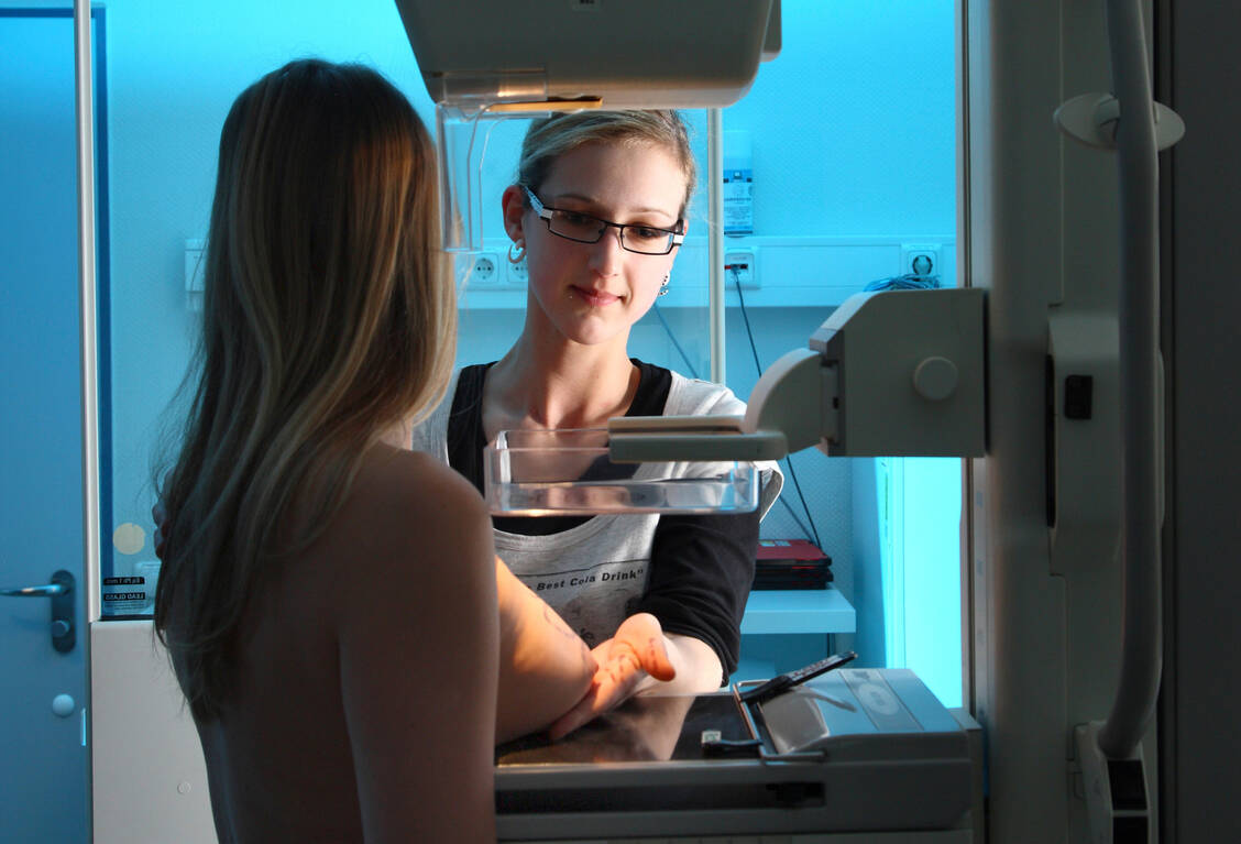 Allein durch das derzeit ausgesetzte Mammografie-Screening rechnen Onkologen mit einer Welle von Neudiagnosen im Sommer und Herbst dieses Jahres. / Foto: AOK/Mediendienst