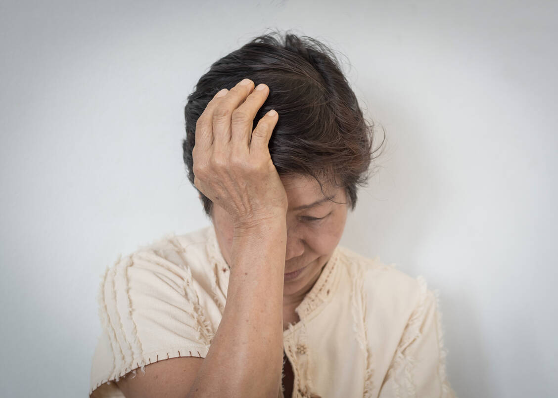 Kognitive Störungen wie Verwirrtheit und Gedächtnisprobleme, aber auch Halluzinationen und Wesensveränderungen sind mögliche Nebenwirkungen von Entrectinib. / Foto: Getty Images/Chinnapong