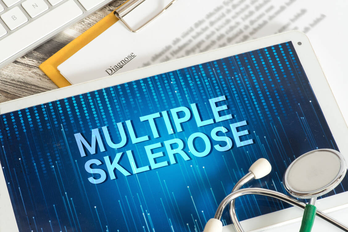 Bei Multipler Sklerose greift das Immunsystem in Gehirn und Rückenmark die schützende Isolierung um die Nerven sowie die Nerven selbst an und schädigt diese. / Foto: Adobe Stock/studio v-zwoelf