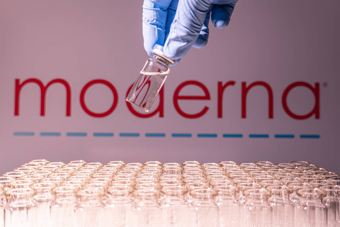 Modernas »next generation« Covid-19-Impfstoff wurde von der EMA zur Zulassung empfohlen. / © Adobe Stock/desertsands