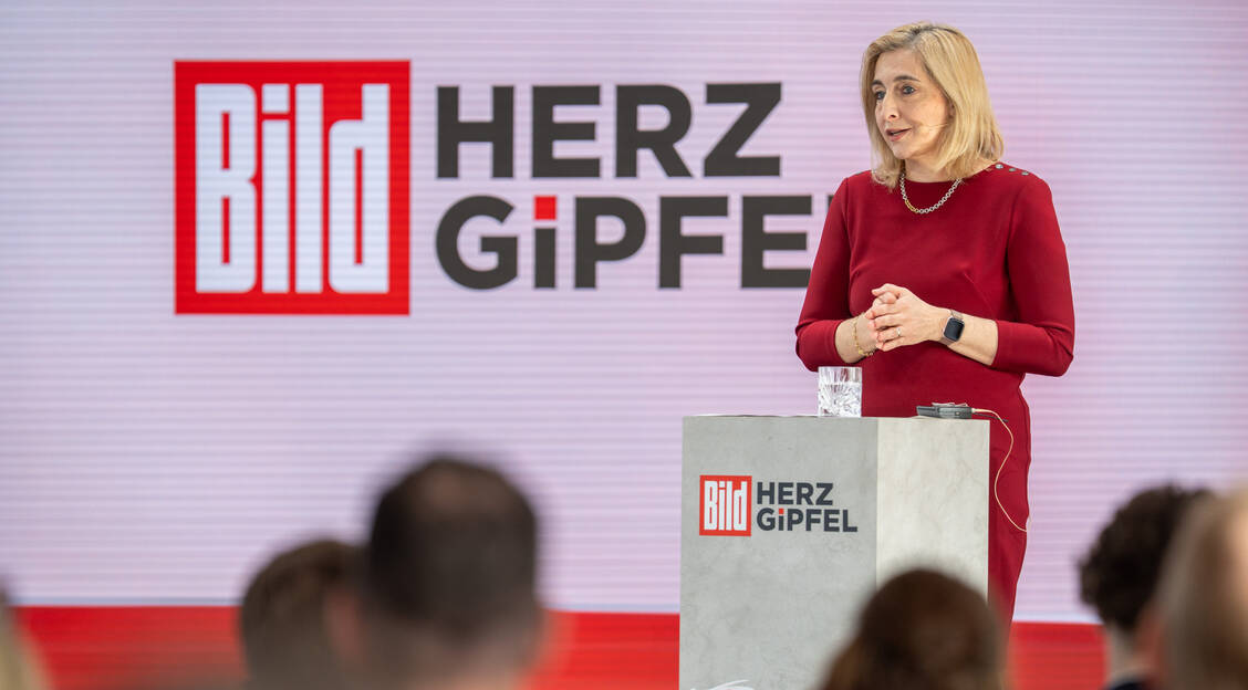 Bundesgesundheitsministerin Nina Warken (CDU) setzt in der Prävention auf Apotheken. / © M.Firyn