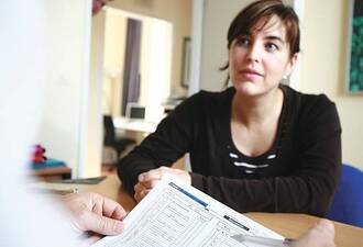 Zu einem optimalen Therapieerfolg zählen nicht nur Arzneimittel. Mit einem Kopfschmerztagebuch lassen sich die persönlichen Auslösefaktoren schnell erkennen.
<p class="fotonachweis">Foto: Schmerzklinik Kiel</p>