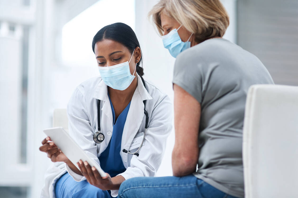 Weil die ersten Novavax-Lieferungen knapp ausfallen, könnte der Impfstoff zunächst für Gesundheitspersonal reserviert werden. So lautet zumindest der Vorschlag aus Nordrhein-Westfalen und Brandenburg. / Foto: Getty Images/ PeopleImages