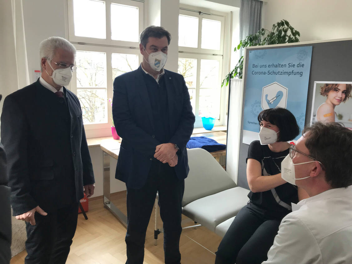 Der bayerische Kammerpräsident Thomas Benkert und Ministerpräsident Markus Söder (von links) bei der »Auftaktimpfung« in der Münchner Feilitzsch-Apotheke. Inhaber Ralph Laves impft eine Kundin gegen Covid-19.  / Foto: BLAK