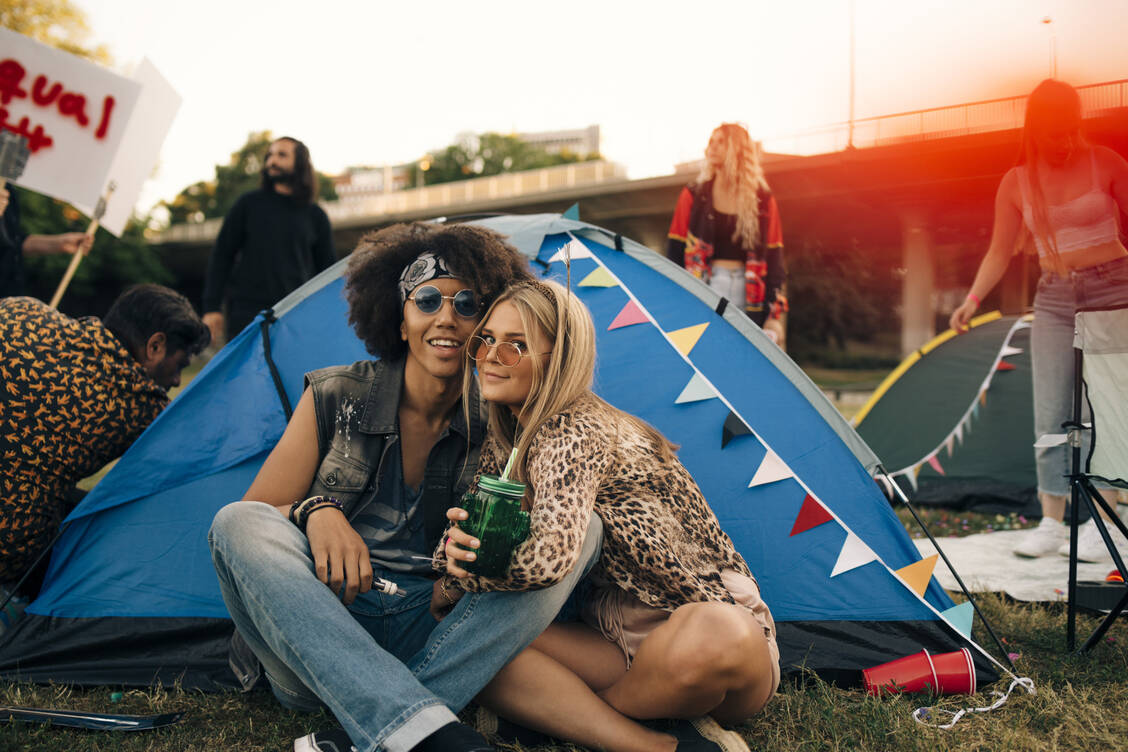 Weniger der Sex als ein intensiver Körperkontakt sind für die Übertragung der Affenpocken entscheidend. Beides findet gehäuft auf großen Festivals statt. / Foto: Getty Images/Maskot