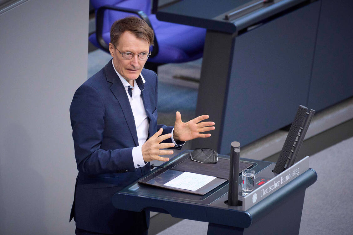 Bundesgesundheitsminister Karl Lauterbach (SPD) sagte, er sei zuversichtlich, dass es sehr gute angepasste Impfstoffe geben werde (hier ein Archivbild). / Foto: IMAGO/Christian Spicker
