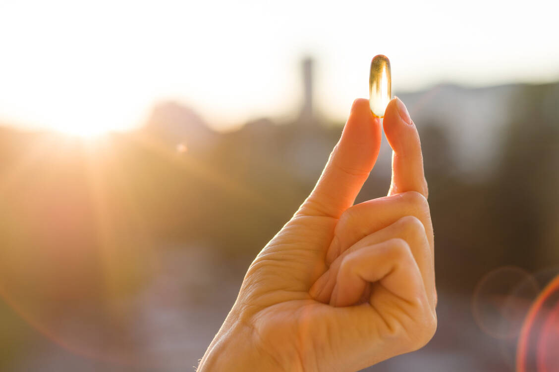 Vitamin D  wird durch Sonnenlicht in der Haut gebildet, man kann es aber auch über die Nahrung und über Supplemente aufnehmen. / Foto: Adobe Stock/Valerii Honcharuc