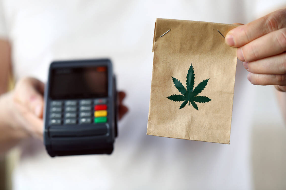 Ob und wann die Apotheken Cannabis zu Genusszwecken abgeben dürfen, ist noch unklar. / Foto: Adobe Stock/H_Ko