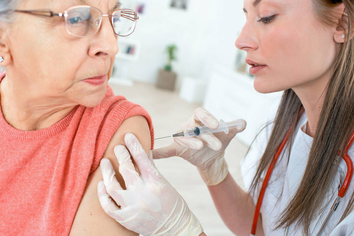 Alle zehn Jahre den Immunschutz auffrischen: Das gilt auch für chronisch Kranke wie Rheumapatienten. / Foto: Adobe Stock/auremar