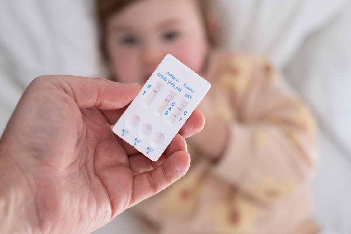 Kombi-Schnelltests sollten möglichst sofort nach Symptombeginn eingesetzt werden können, um Influenza A und RSV nachzuweisen. Eine Covid-19-Infektion kann sich dagegen erst verzögert zeigen. / © Adobe Stock/forma82