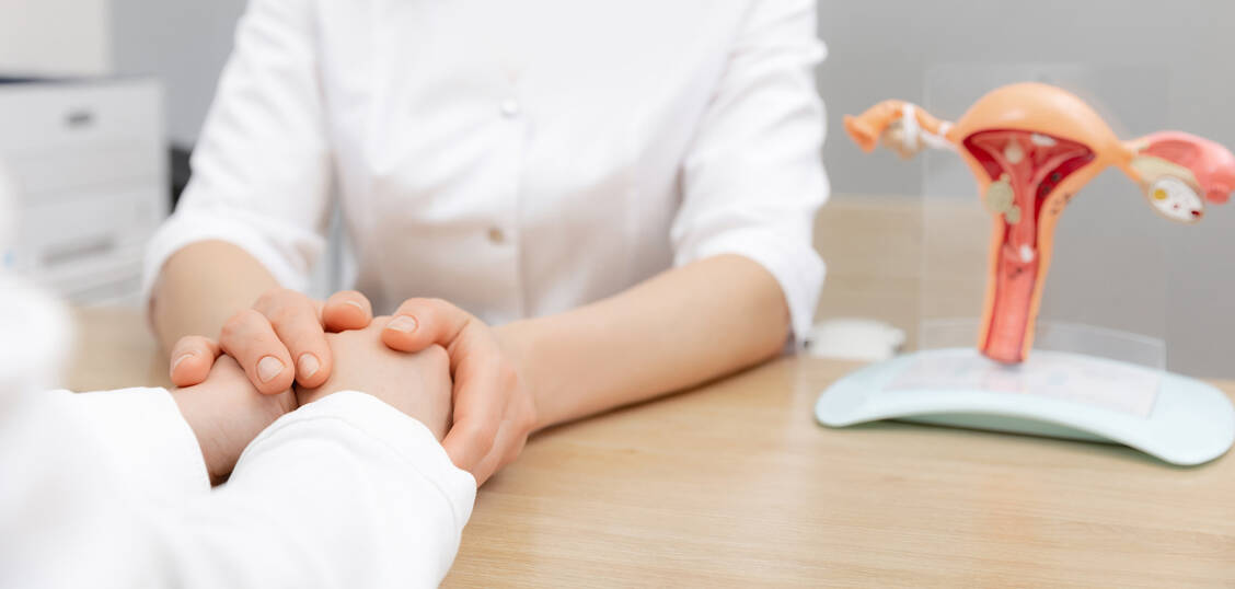 10 bis 30 Prozent der Schwangeren erleiden eine Fehlgeburt. Eine neue Leitlinie legt die Grundlage einer besseren Versorgung für Frauen, die früh im Schwangerschaftsverlauf von einer Fehlgeburt betroffen sind. / © Adobe Stock/Parilov