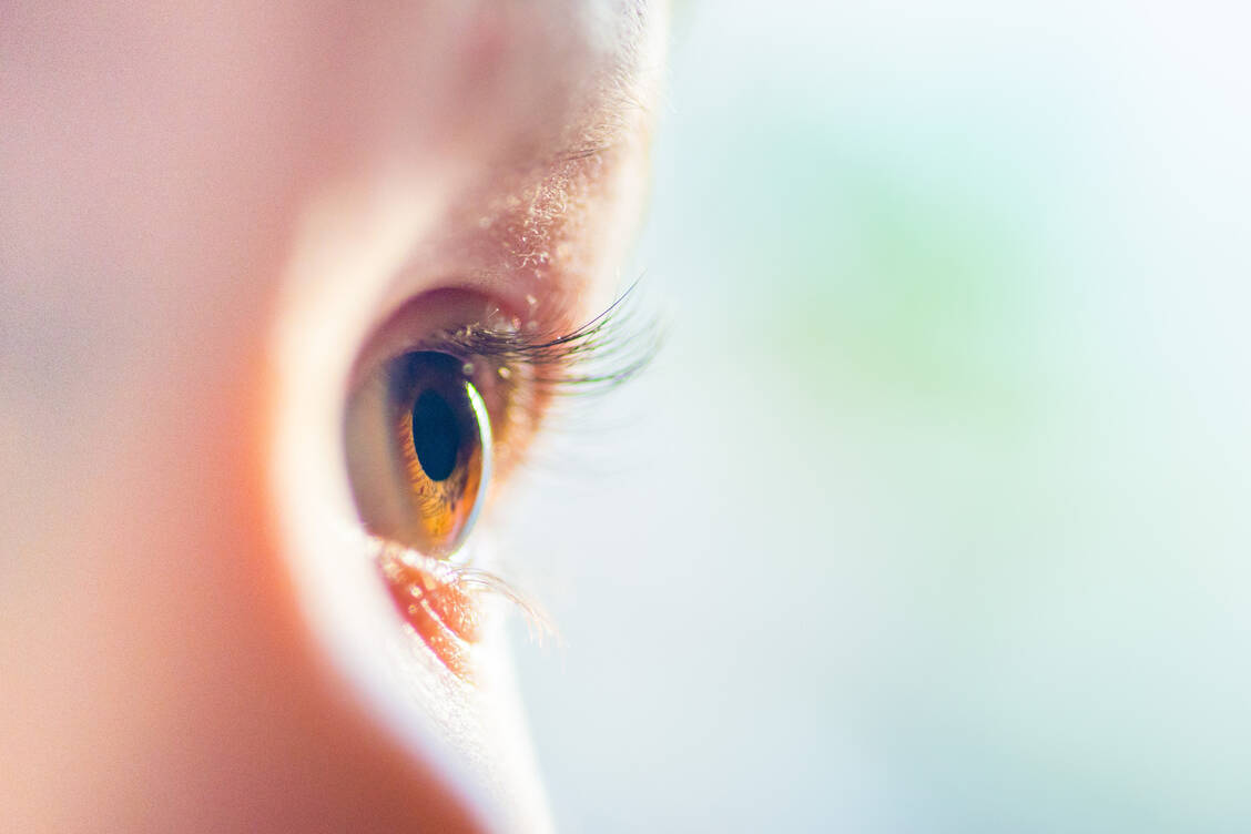Pollen können bei Personen mit Neurodermitis zu einer schweren Form der Bindehautentzündung beitragen. / Foto: Getty Images/smirart