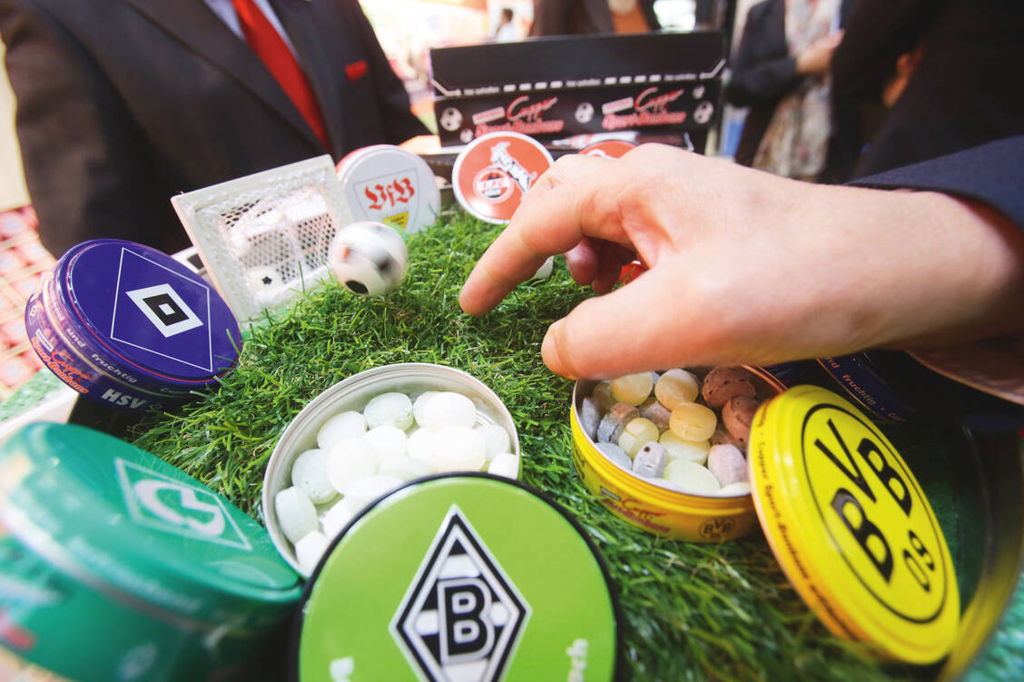 Schmerzmittel werden im Fußball wie Smarties (oder hier im Bild Hustenbonbons) genommen, berichten Bundesligaspieler. / Foto: PZ/Alois Müller