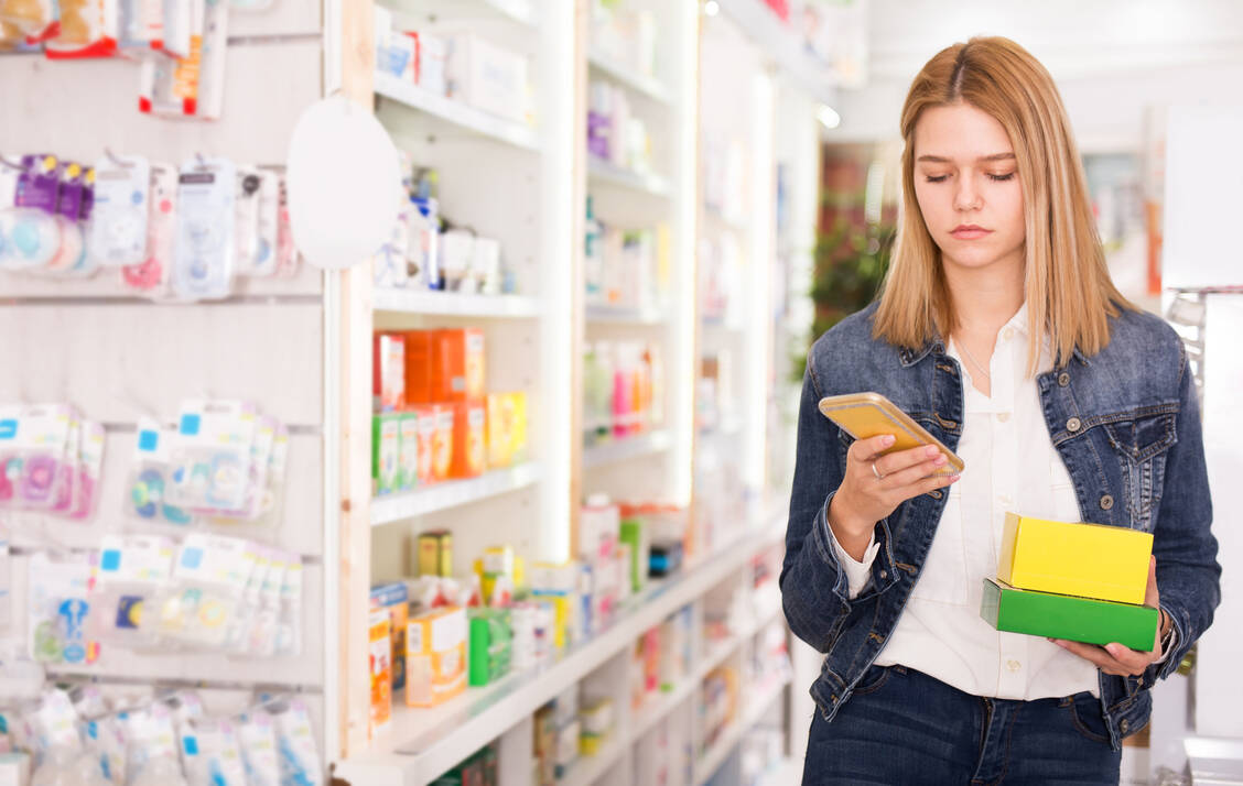 Als klassische Apothekenkunden in der Zielgruppe der »Smart Natives« sieht Kalz junge Frauen, die die Pille kaufen. Da spiele der Preis eine wichtige Rolle. Und nicht nur die Jungen recherchieren immer häufiger online, bevor sie vor Ort einkaufen.  / Foto: Adobe Stock/Iakov Filimonov
